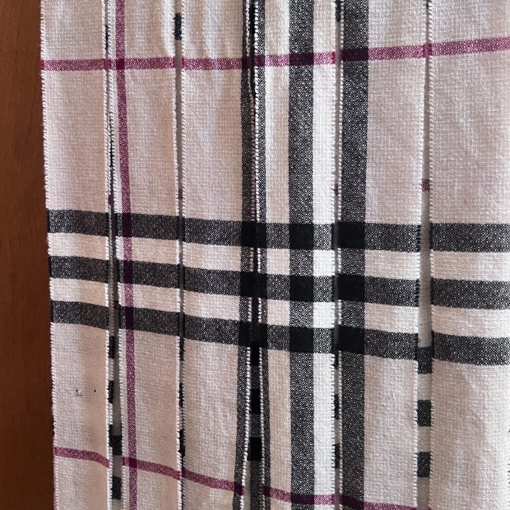 Elegant Burberry Check 100% Cashmere Scarf – Timeless Style - Picture 12 of 13